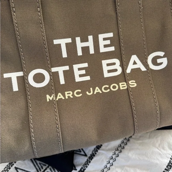 Marc Jacobs 'The Tote Bag' Canvas Tote in green - Picture 2 of 8